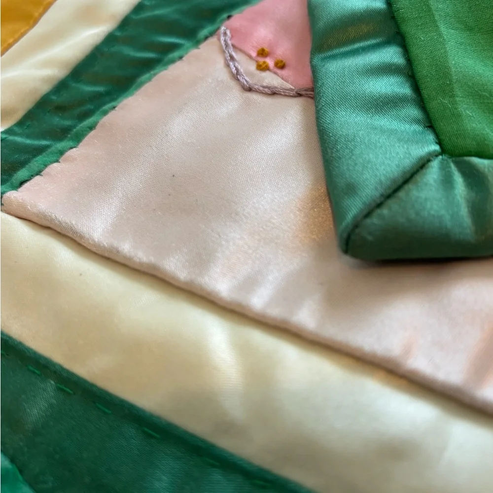 🤩 Vintage Grandmother Queen SZ Satin Embroidered Fan Patchwork Handmade Quilt